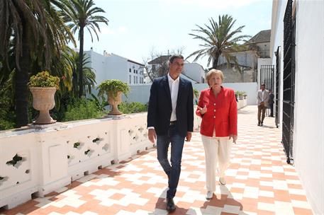 11/08/2018. Pedro Sánchez recibe a Angela Merkel. El presidente del Gobierno, Pedro Sánchez, pasea junto a la canciller alemana, Angela Merk...