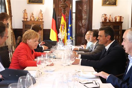 11/08/2018. Pedro Sánchez recibe a Angela Merkel. El presidente del Gobierno, Pedro Sánchez, y la canciller alemana, Angela Merkel, junto a ...
