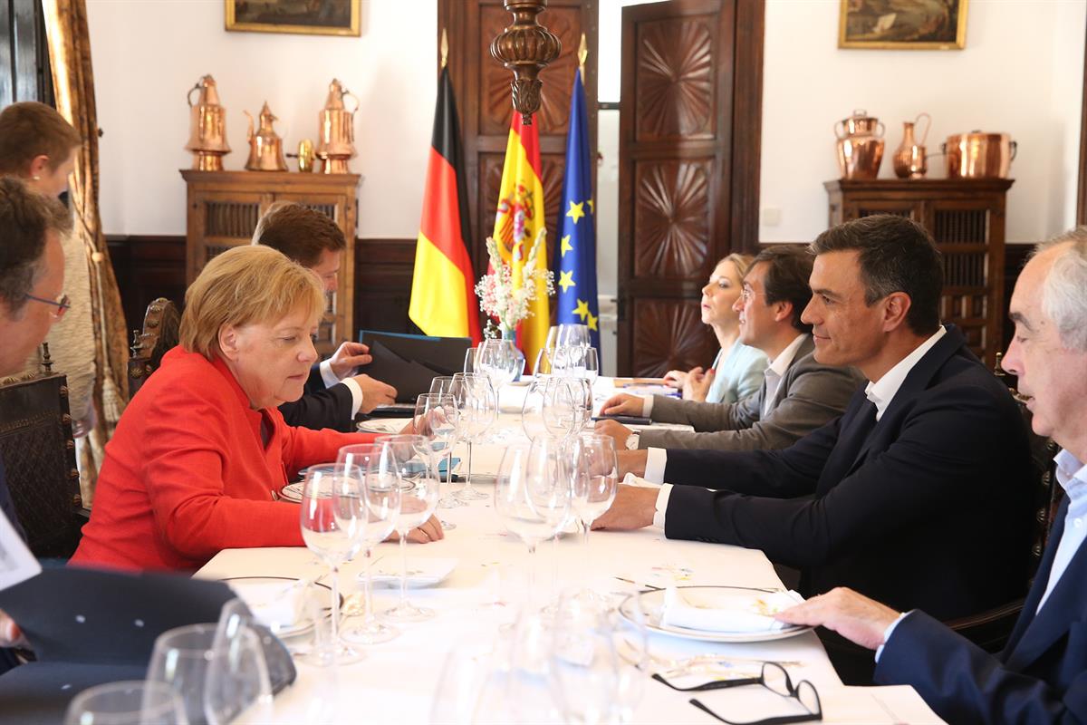 11/08/2018. Pedro Sánchez recibe a Angela Merkel. El presidente del Gobierno, Pedro Sánchez, y la canciller alemana, Angela Merkel, junto a ...