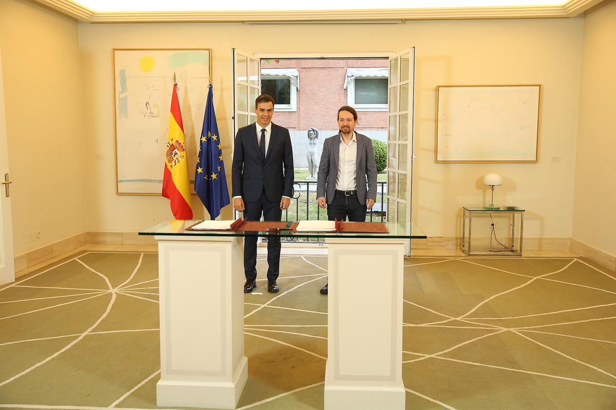 11/10/2018. Sánchez e Iglesias firman un acuerdo para los PGE 2019. Pedro Sánchez y Pablo Iglesias instantes antes de firmar en La Moncloa e...