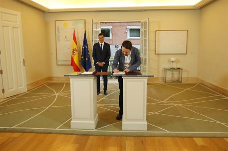 11/10/2018. Sánchez e Iglesias firman un acuerdo para los PGE 2019. Pedro Sánchez y Pablo Iglesias durante la firma, en La Moncloa, del acue...