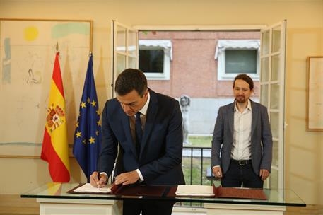 11/10/2018. Sánchez e Iglesias firman un acuerdo para los PGE 2019. Pedro Sánchez y Pablo Iglesias durante la firma, en La Moncloa, del acue...