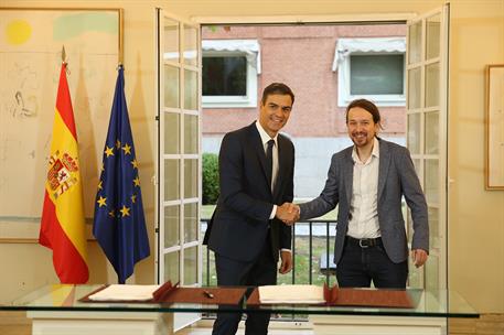 11/10/2018. Sánchez e Iglesias firman un acuerdo para los PGE 2019. Pedro Sánchez y Pablo Iglesias tras la firma, en La Moncloa, del acuerdo...