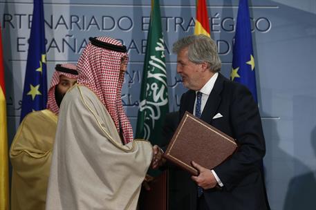 12/04/2018. Rajoy recibe al Príncipe heredero de Arabia Saudí. El ministro de Educación, Cultura y Deporte, Íñigo Méndez de Vigo, saluda al ...