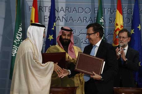 12/04/2018. Rajoy recibe al Príncipe heredero de Arabia Saudí. El ministro de Economía, Industria y Competitividad, Román Escolano, saluda a...