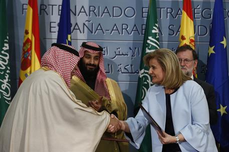 12/04/2018. Rajoy recibe al Príncipe heredero de Arabia Saudí. La ministra de Empleo y Seguridad Social, Fátima Báñez, saluda al ministro de...