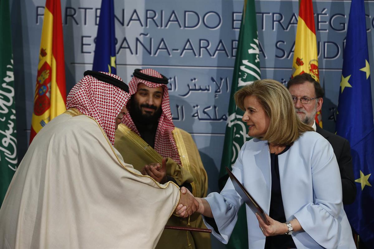 12/04/2018. Rajoy recibe al Príncipe heredero de Arabia Saudí. La ministra de Empleo y Seguridad Social, Fátima Báñez, saluda al ministro de...