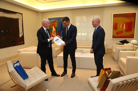 12/09/2018. Sánchez recibe a los presidentes de la RFEF y de la FIFA. El presidente del Gobierno, Pedro Sánchez, junto al presidente de la F...