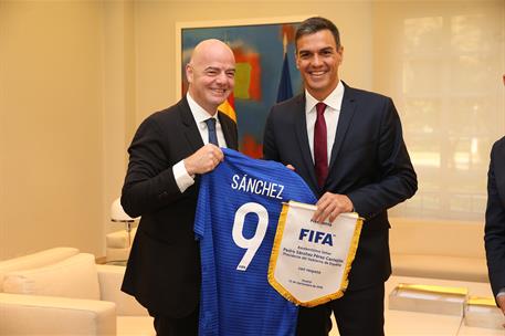 12/09/2018. Sánchez recibe a los presidentes de la RFEF y de la FIFA. El presidente del Gobierno, Pedro Sánchez, junto al presidente de la F...