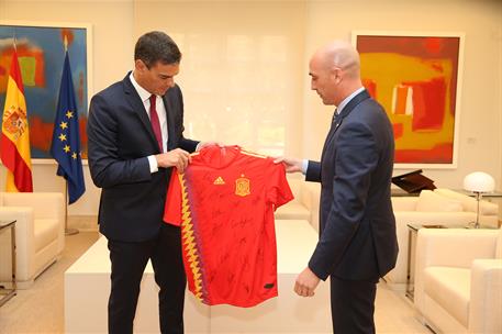 12/09/2018. Sánchez recibe a los presidentes de la RFEF y de la FIFA. El presidente del Gobierno, Pedro Sánchez, junto al presidente de la R...