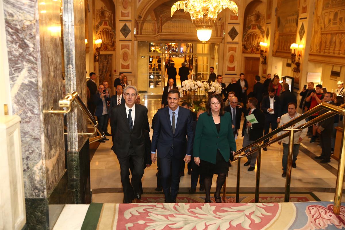 12/11/2018. Pedro Sánchez asiste al encuentro anual del diario Expansión. El presidente del Gobierno, Pedro Sánchez, junto al presidente de ...