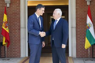 El presidente del Gobierno, Pedro Sánchez, y el presidente de La Rioja, José Ignacio Ceniceros