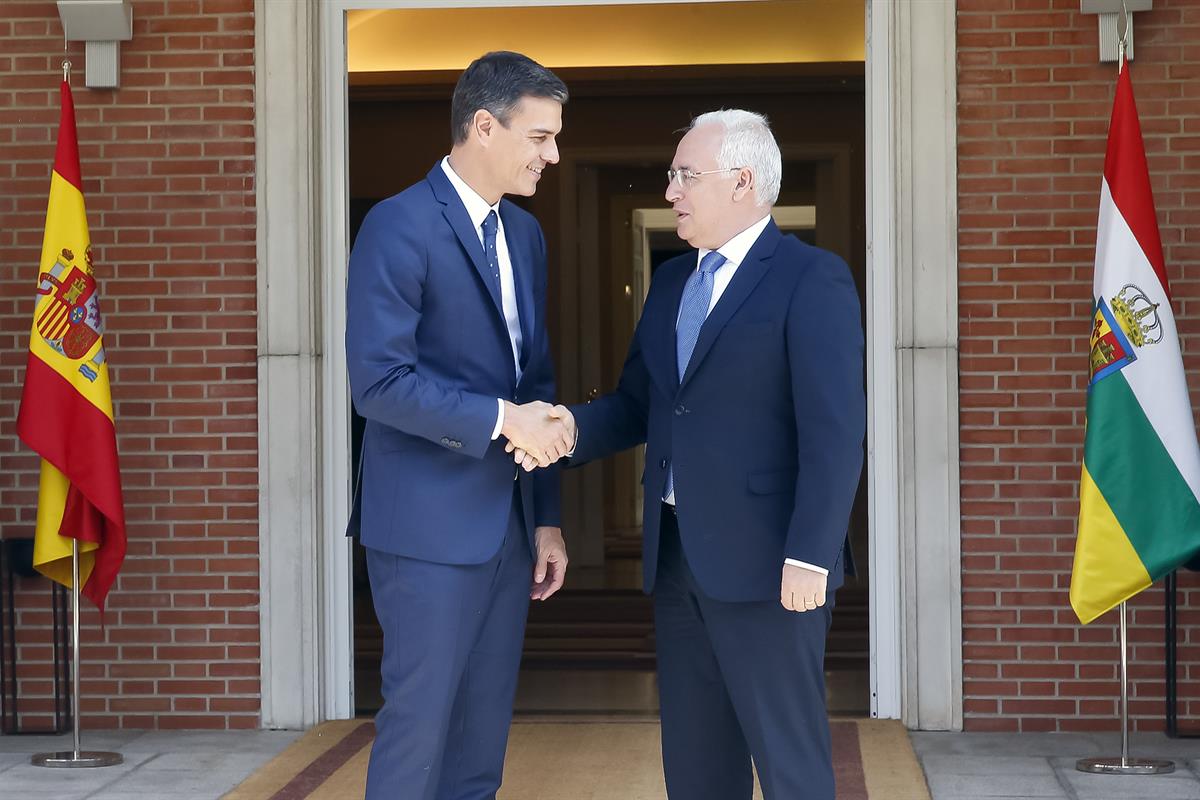 13/09/2018. Sánchez recibe al presidente de La Rioja. El presidente del Gobierno, Pedro Sánchez, saluda al presidente de la Comunidad Autóno...