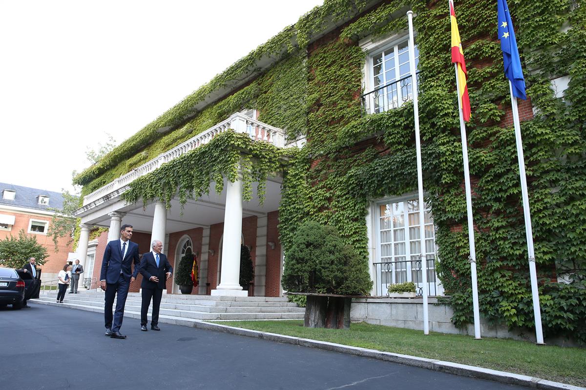 13/09/2018. Sánchez recibe al presidente de La Rioja. El presidente del Gobierno, Pedro Sánchez, y el presidente de la Comunidad Autónoma de...