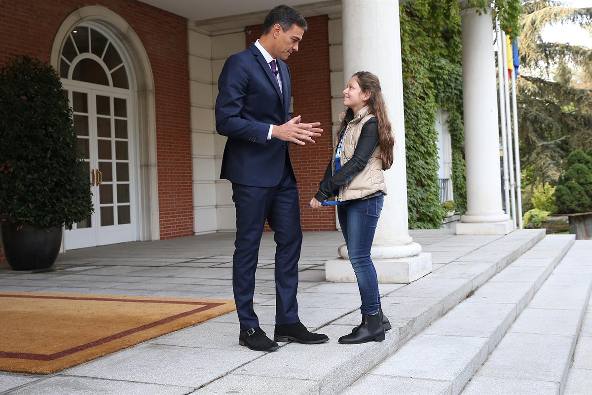 15/10/2018. Acto con motivo del Día Internacional de la Niña. El presidente del Gobierno, Pedro Sánchez, recibe a su llegada a La Moncloa a ...