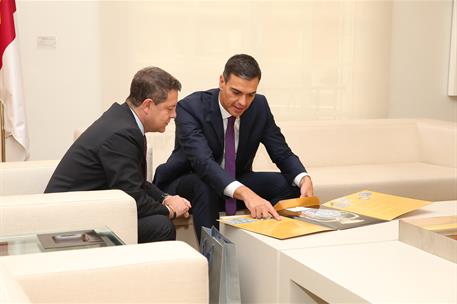 15/10/2018. Sánchez recibe el presidente de Castilla-La Mancha. El presidente del Gobierno, Pedro Sánchez, y el presidente de la Junta de Co...