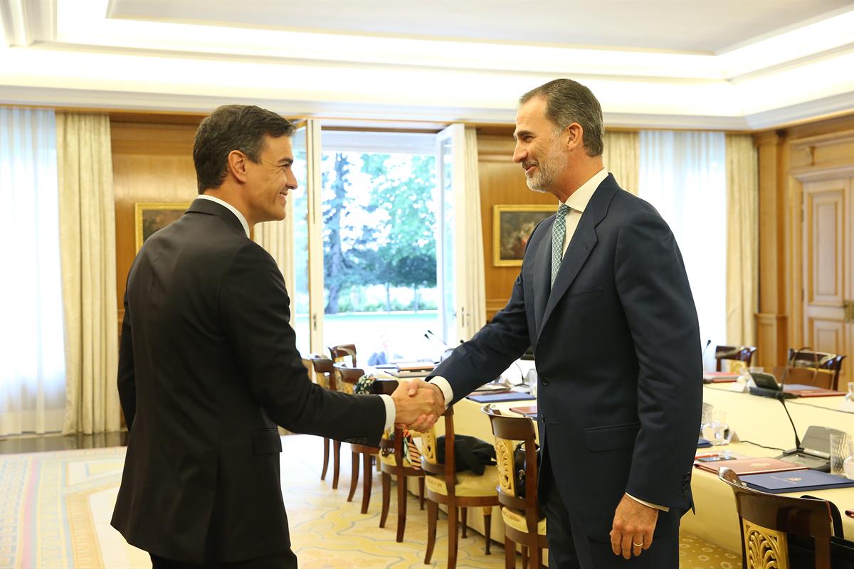 16/07/2018. Sánchez asiste a la reunión del Consejo de Seguridad Nacional. El presidente del Gobierno, Pedro Sánchez, saluda a S.M el Rey a ...
