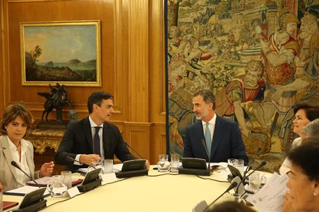 16/07/2018. Sánchez asiste a la reunión del Consejo de Seguridad Nacional. El presidente del Gobierno, Pedro Sánchez, conversa con S.M el Re...