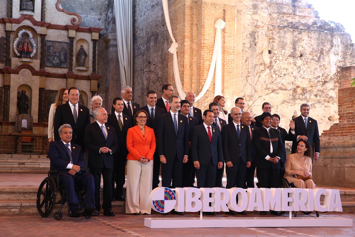 16/11/2018. Primera jornada de trabajo. Foto de familia de los mandatarios asistentes a la XXVI Cumbre Iberoamericana.