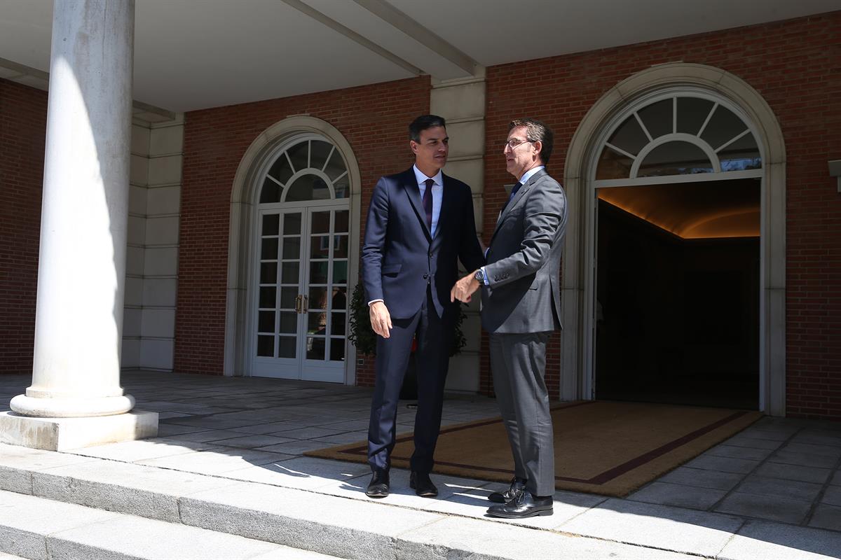 17/07/2018. El presidente se reúne con el presidente de la Xunta de Galicia. El presidente del Gobierno, Pedro Sánchez, saluda al presidente...