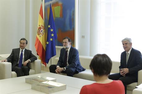 17/05/2018. Rajoy recibe al ministro de Exteriores de China. El presidente del Gobierno, Mariano Rajoy, posa junto al ministro de Asuntos Ex...