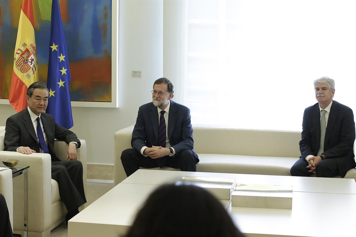 17/05/2018. Rajoy recibe al ministro de Exteriores de China. El presidente del Gobierno, Mariano Rajoy, posa junto al ministro de Asuntos Ex...