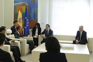 Mariano Rajoy, junto al ministro de Exteriores de China y el ministro español de Asuntos Exteriores y de Cooperación