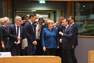 Pedro Sánchez conversa con la canciller Merkel y el presidente Macron, al inicio del Consejo Europeo