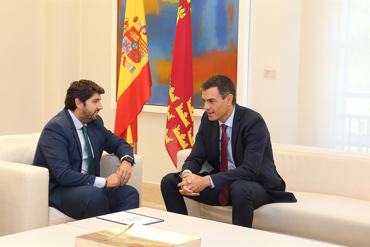 18/09/2018. Sánchez recibe al presidente de la Región de Murcia. El presidente del Gobierno, Pedro Sánchez, conversa con el presidente de la...