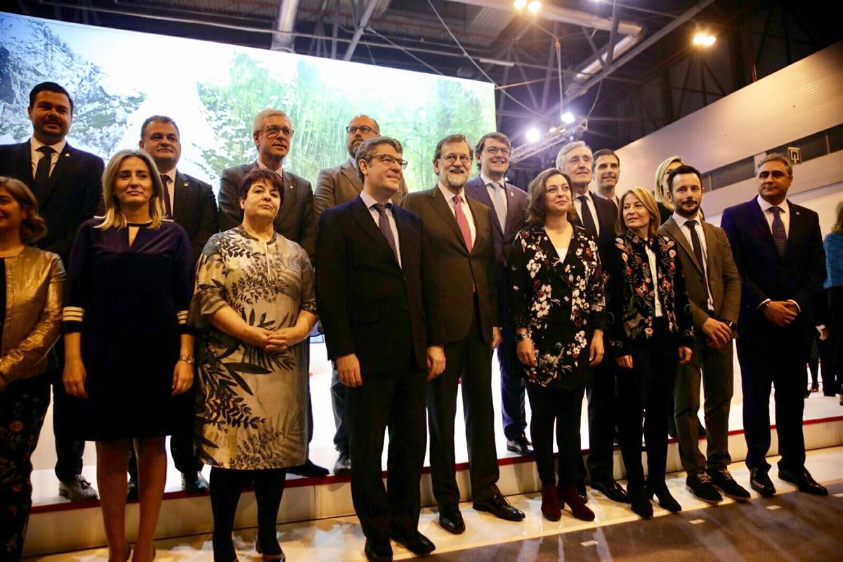 19/01/2018. Rajoy visita la Feria Internacional de Turismo (FITUR). El presidente del Gobierno, Mariano Rajoy, posa con los alcaldes del gru...