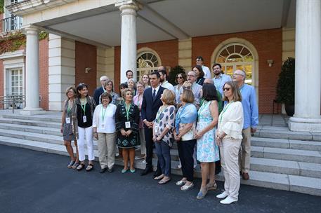 19/09/2018. Pedro Sánchez recibe a los visitantes de Moncloa Abierta. El presidente del Gobierno, Pedro Sánchez, posa en las escalinatas del...