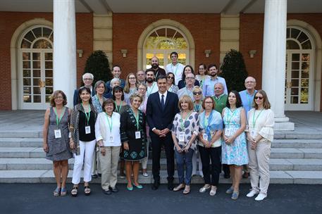 19/09/2018. Pedro Sánchez recibe a los visitantes de Moncloa Abierta. El presidente del Gobierno, Pedro Sánchez, posa en las escalinatas del...