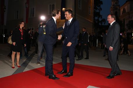 19/09/2018. Sánchez acude a la reunión informal de jefes de Estado y de Gobierno de la UE. El presidente del Gobierno, Pedro Sánchez, saluda...