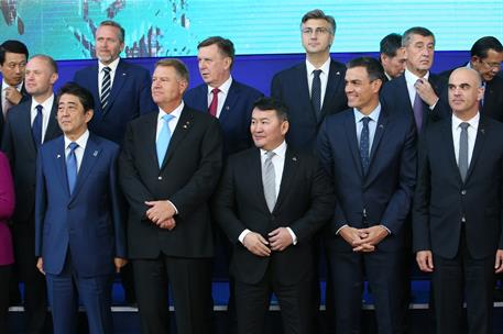 19/10/2018. Foto de familia de la Cumbre ASEM Asia-Europa. El presidente del Gobierno, Pedro Sánchez, en la foto de familia de los participa...