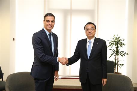 19/10/2018. Pedro Sánchez se reúne con Li Keqiang. El presidente del Gobierno, Pedro Sánchez, saluda al primer ministro de la República Popu...