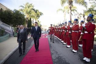 El presidente del Gobierno, Pedro Sánchez, pasa revista a las tropas antes de ser recibido en audiencia por el Rey Mohamed VI.