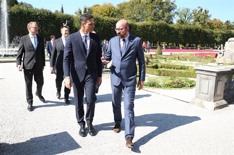 20/09/2018. Pedro Sánchez asiste al Consejo Europeo Extraordinario. El presidente del Gobierno, Pedro Sánchez, conversa con el primer minist...