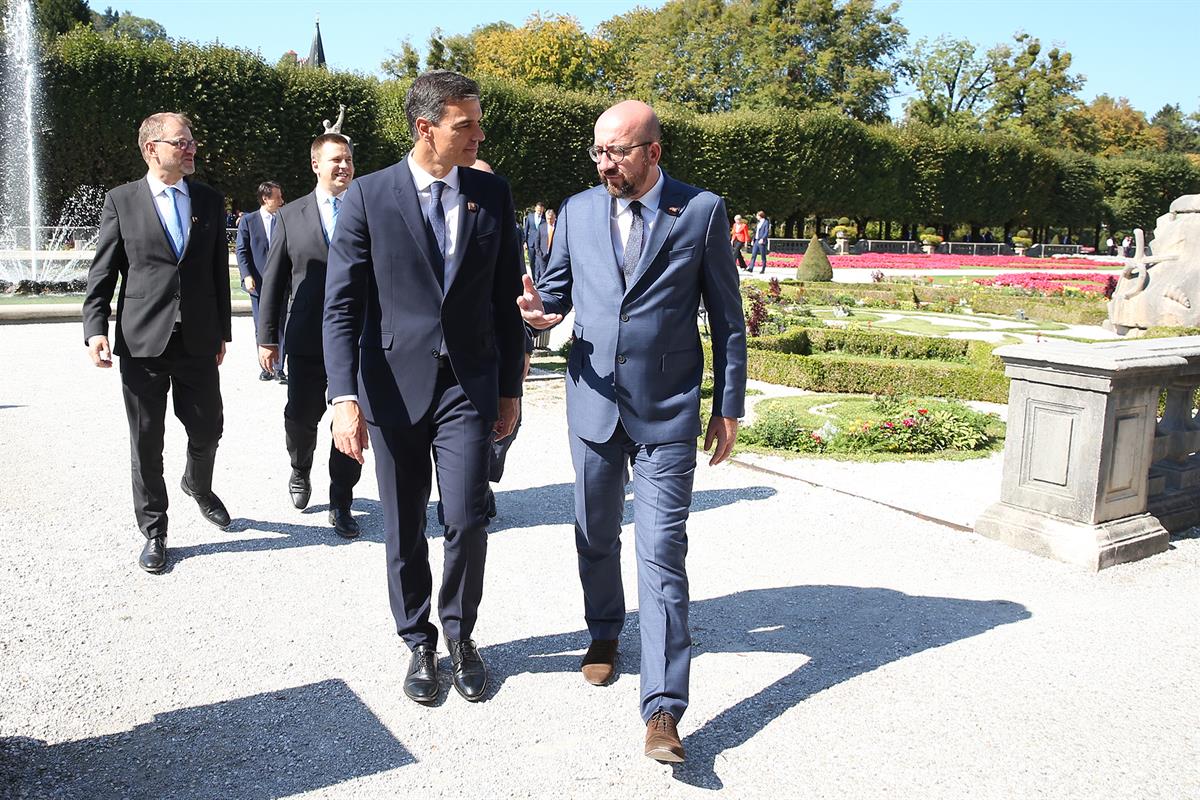 20/09/2018. Pedro Sánchez asiste al Consejo Europeo Extraordinario. El presidente del Gobierno, Pedro Sánchez, conversa con el primer minist...