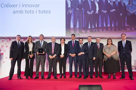 20/12/2018. Entrega de Premios Carlos Ferrer Salat, de Foment del Treball. El presidente del Gobierno, Pedro Sánchez, posa junto con los pre...