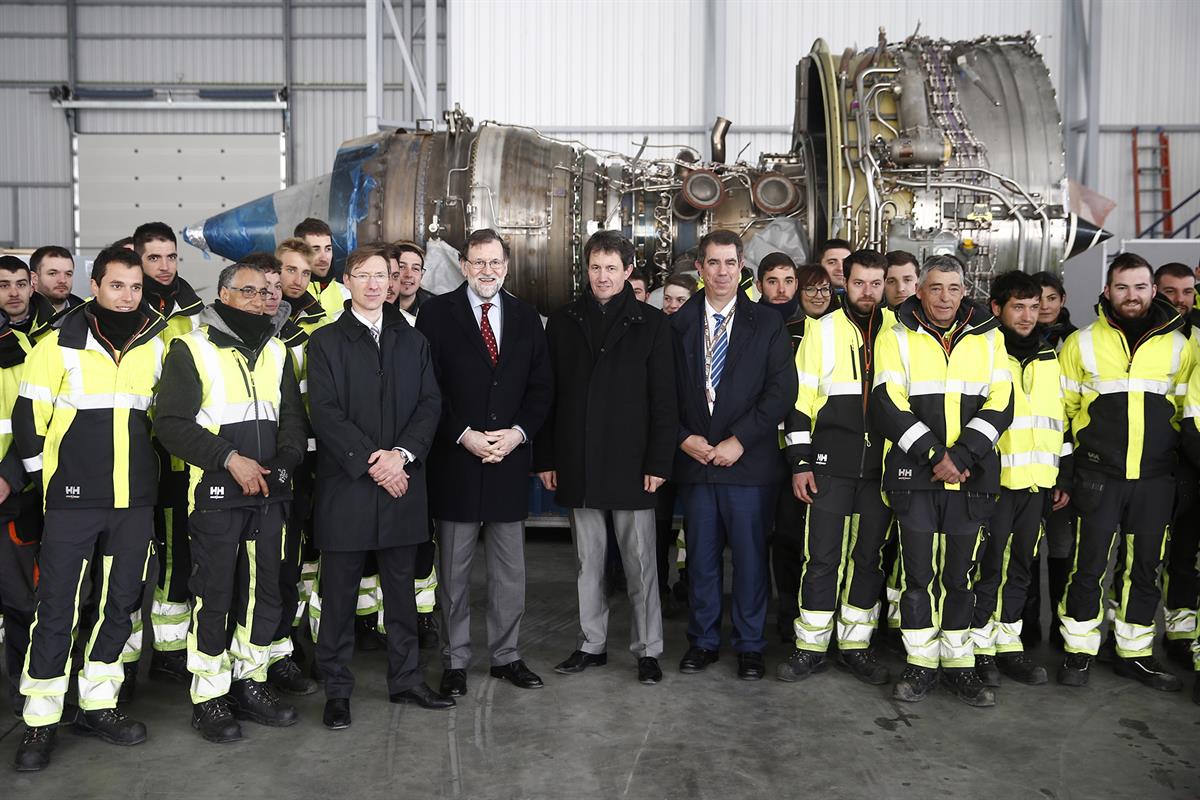 21/03/2018. Viaje del presidente del Gobierno a Teruel. El presidente del Gobierno, Mariano Rajoy, posa con los trabajadores de la Plataform...