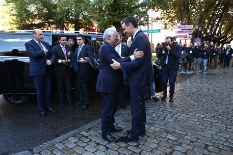 21/11/2018. XXX Cumbre Hispano-Portuguesa. El presidente del Gobierno, Pedro Sánchez, saluda al primer ministro de la República Portuguesa, ...