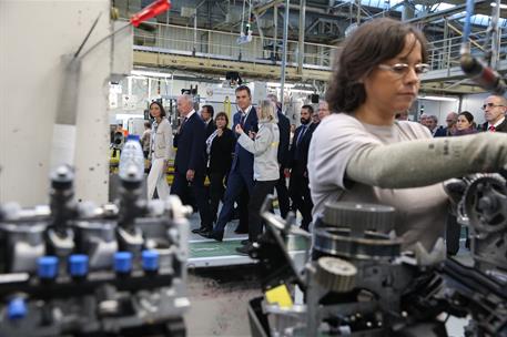 22/10/2018. Pedro Sánchez visita a la factoría de Reanult en Valladolid. El presidente del Gobierno, Pedro Sánchez, durante el recorrido por...