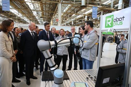 22/10/2018. Pedro Sánchez visita a la factoría de Reanult en Valladolid. El presidente del Gobierno, Pedro Sánchez, acompañado por la minist...