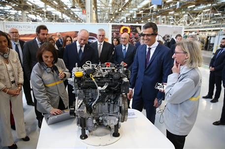 22/10/2018. Pedro Sánchez visita a la factoría de Reanult en Valladolid. El presidente del Gobierno, Pedro Sánchez, durante la visita a la f...