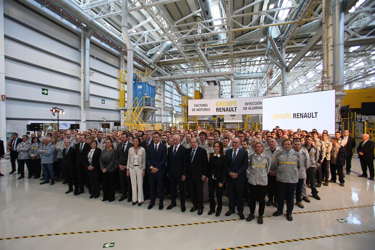 22/10/2018. Pedro Sánchez visita a la factoría de Reanult en Valladolid. Foto de familia del presidente del Gobierno, Pedro Sánchez, y la mi...