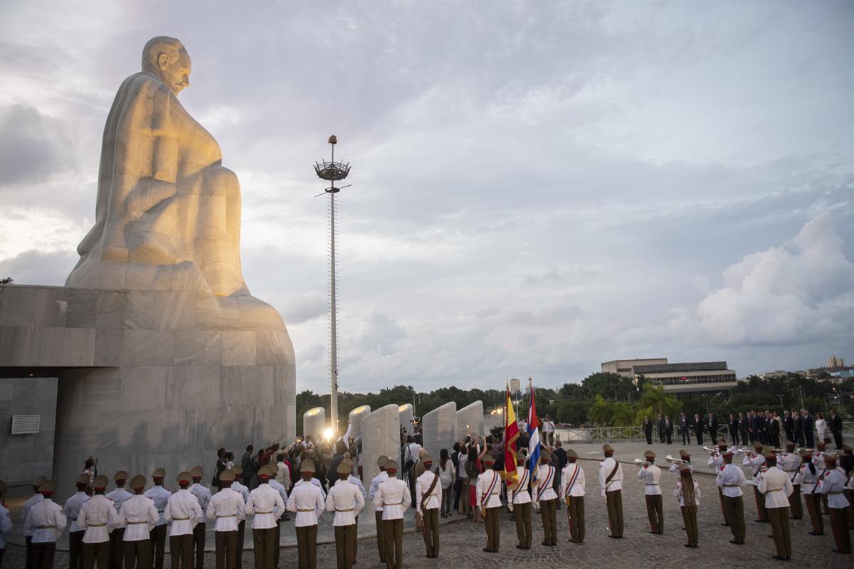 22/11/2018. Viaje del presidente del Gobierno a Cuba. El presidente del Gobierno, Pedro Sánchez, en la Plaza de Revolución de La Habana, don...