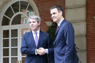 El presidente del Gobierno, Pedro Sánchez, recibe al presidente de la Comunidad de Madrid, Ángel Garrido, en La Moncloa