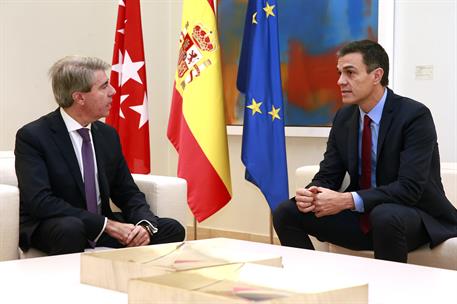 22/11/2018. Sánchez recibe al presidente de la Comunidad de Madrid, Ángel Garrido. El presidente del Gobierno, Pedro Sánchez, junto al presi...