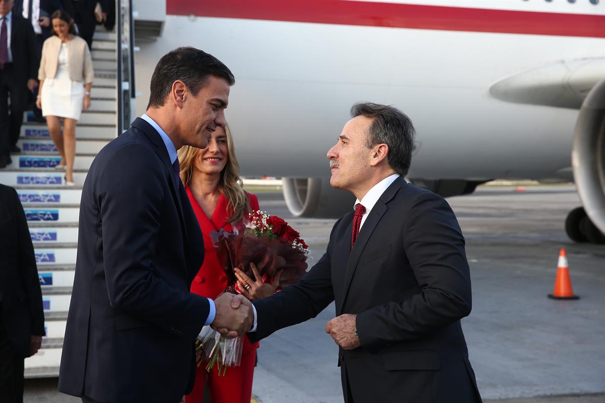 22/11/2018. Viaje del presidente del Gobierno a Cuba. Llegada del presidente del Gobierno, Pedro Sánchez, y su esposa al aeropuerto de La Ha...