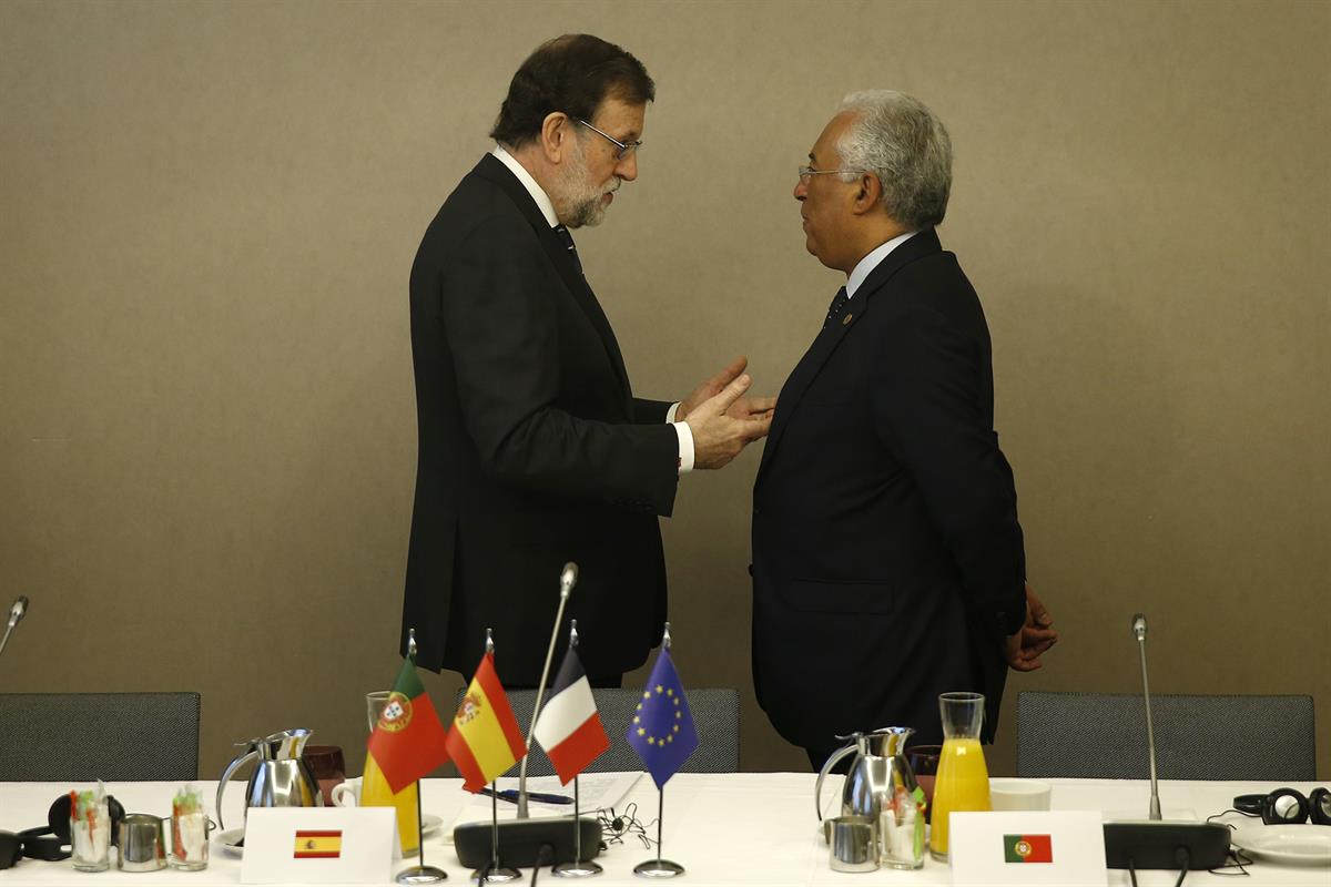 23/03/2018. Viaje de Rajoy a Bruselas (segunda jornada). El presidente del Gobierno, Mariano Rajoy, conversa con el primer ministro de Portu...